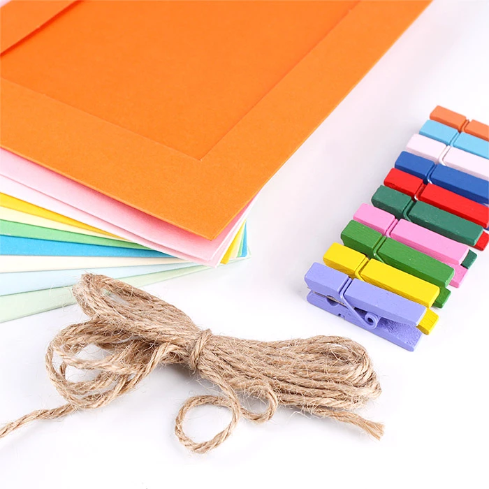 Растяжка с фоторамками цветная 9*13 см (10 бум.рамок + 10 прищепок + шпагат) Растяжка с фоторамками цветная 9*13 см (10 бум.рамок + 10 прищепок + шпагат)