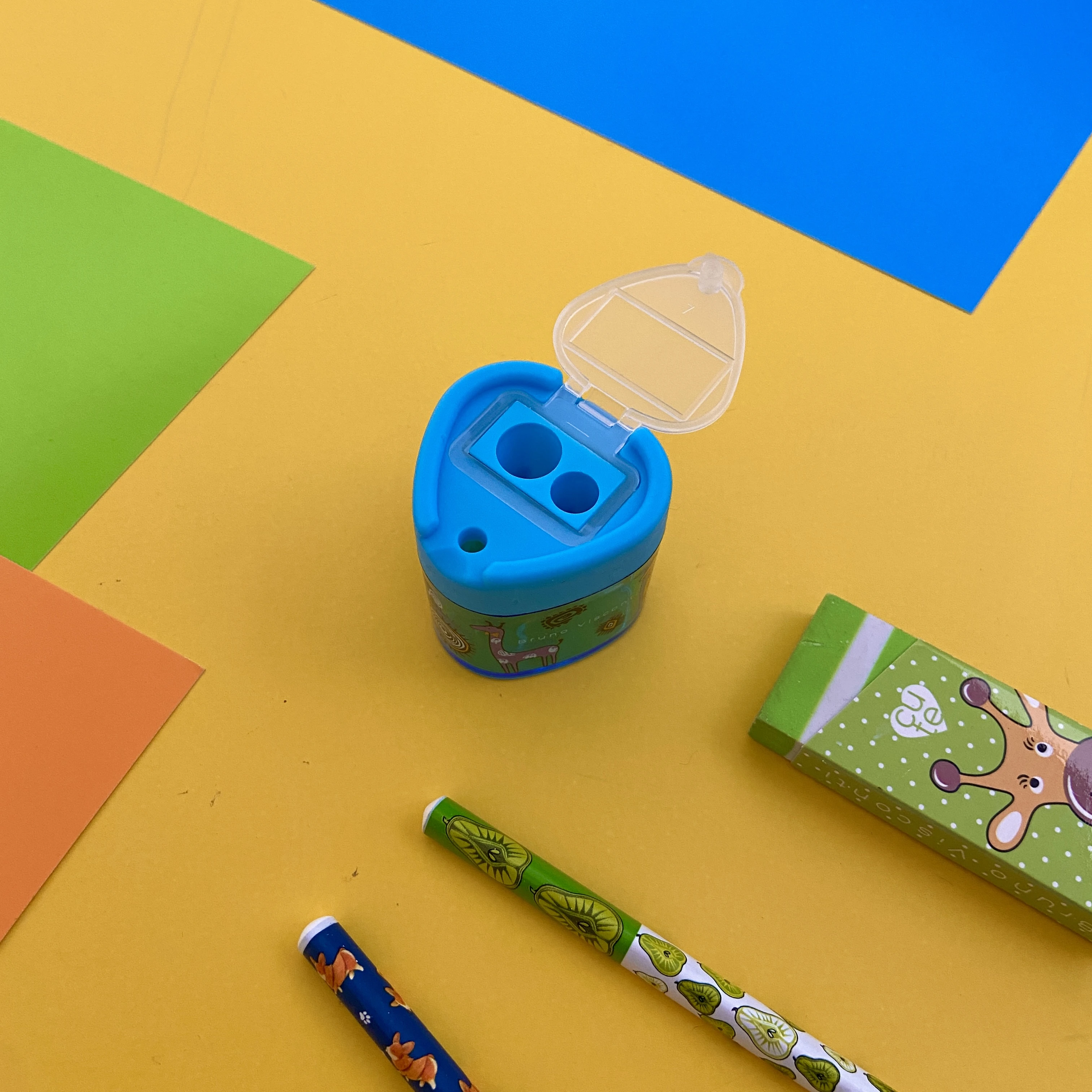 ТОЧИЛКА ТРЕУГОЛЬНАЯ С КОНТЕЙНЕРОМ, 2 ОТВЕРСТИЯ "HAPPYSHARP" (2 цвета)