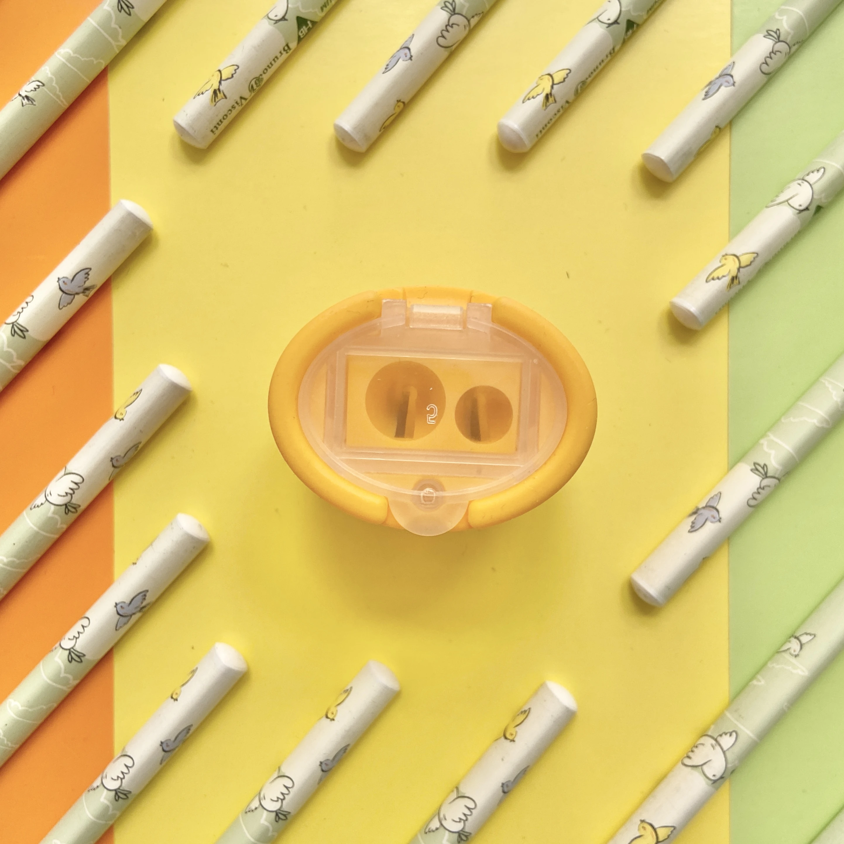 ТОЧИЛКА ОВАЛЬНАЯ С КОНТЕЙНЕРОМ, 2 ОТВЕРСТИЯ "HAPPYSHARP" (2 цвета) ТОЧИЛКА ОВАЛЬНАЯ С КОНТЕЙНЕРОМ, 2 ОТВЕРСТИЯ "HAPPYSHARP" (2 цвета)