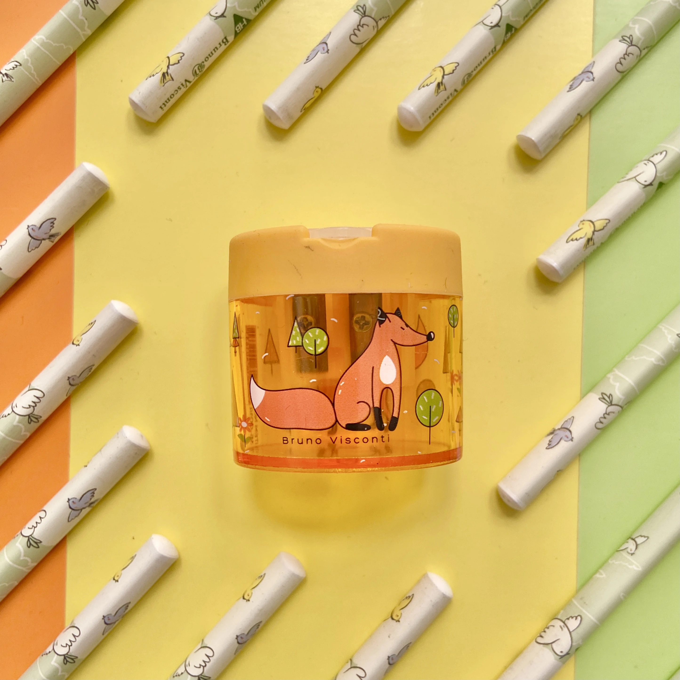 ТОЧИЛКА ОВАЛЬНАЯ С КОНТЕЙНЕРОМ, 2 ОТВЕРСТИЯ "HAPPYSHARP" (2 цвета) ТОЧИЛКА ОВАЛЬНАЯ С КОНТЕЙНЕРОМ, 2 ОТВЕРСТИЯ "HAPPYSHARP" (2 цвета)