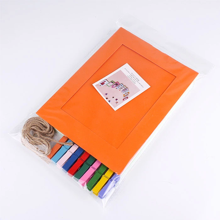 Растяжка с фоторамками цветная 9*13 см (10 бум.рамок + 10 прищепок + шпагат) Растяжка с фоторамками цветная 9*13 см (10 бум.рамок + 10 прищепок + шпагат)