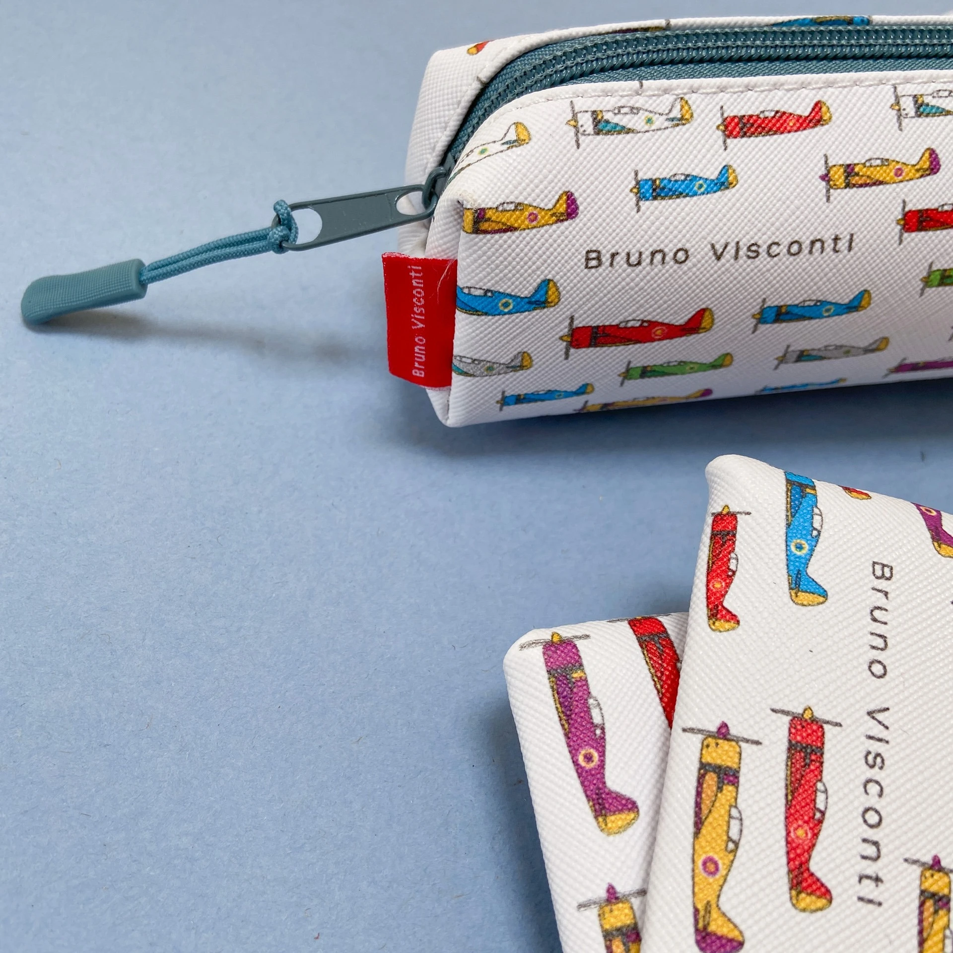 ПАПКА НА МОЛНИИ "САМОЛЕТИКИ", Ф.А4. 34СМ х 26СМ ПАПКА НА МОЛНИИ "САМОЛЕТИКИ", Ф.А4. 34СМ х 26СМ