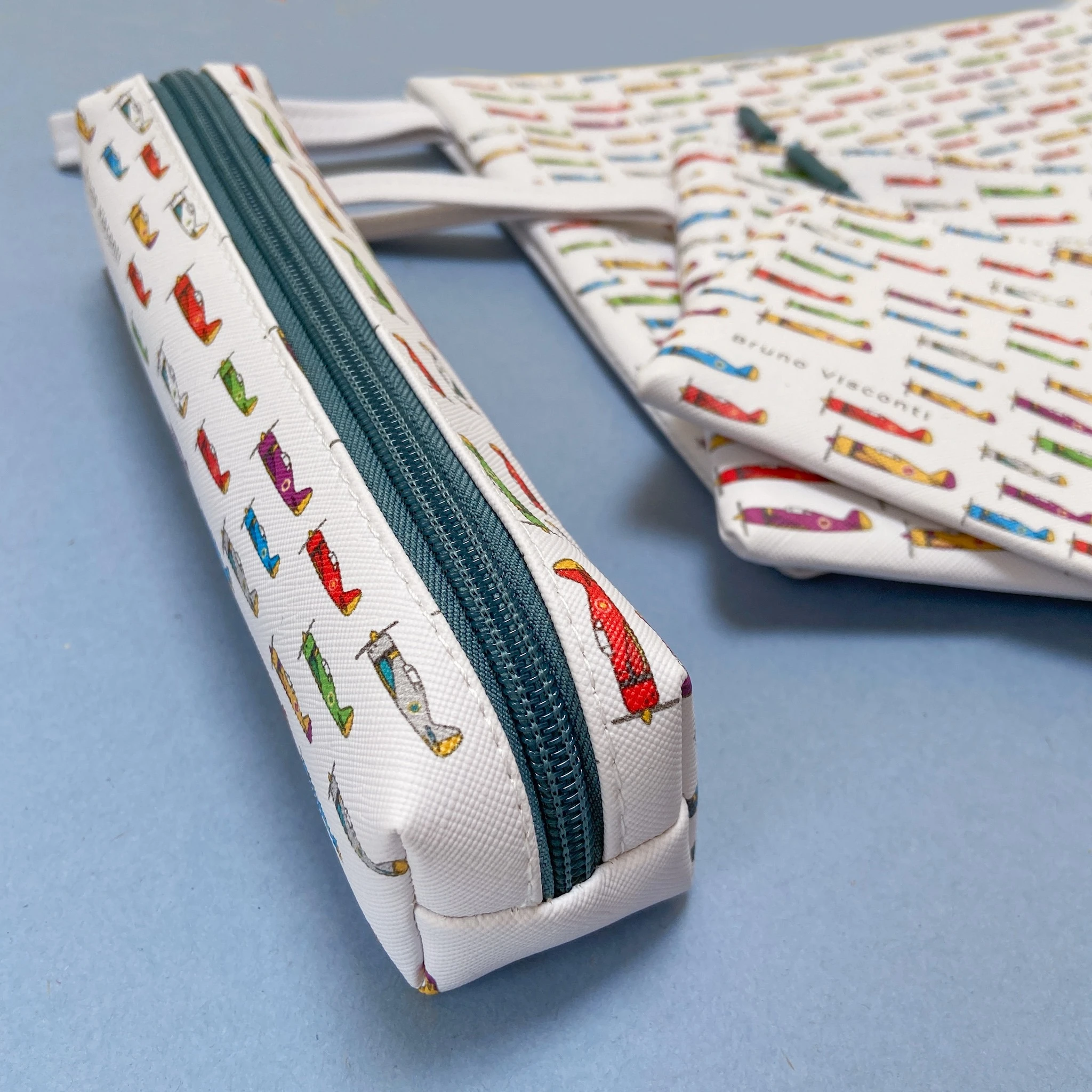 ПАПКА НА МОЛНИИ "САМОЛЕТИКИ", Ф.А4. 34СМ х 26СМ ПАПКА НА МОЛНИИ "САМОЛЕТИКИ", Ф.А4. 34СМ х 26СМ