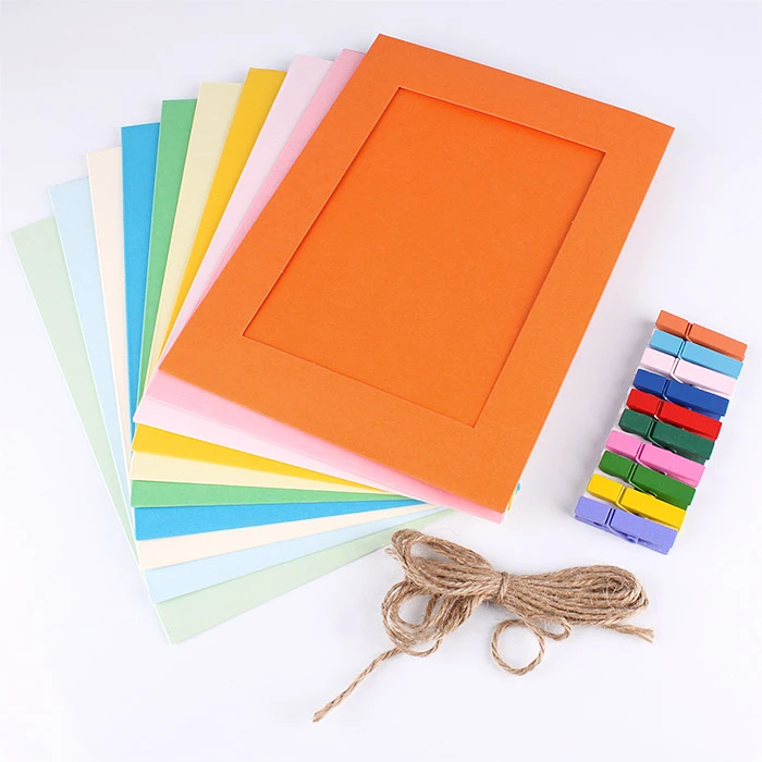 Растяжка с фоторамками цветная 9*13 см (10 бум.рамок + 10 прищепок + шпагат) Растяжка с фоторамками цветная 9*13 см (10 бум.рамок + 10 прищепок + шпагат)